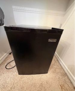 Magic chef 2.5cu ft mini fridge