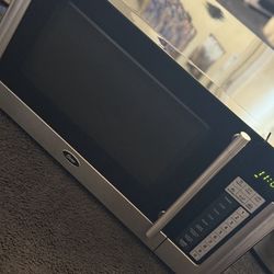 Oster Digital Microwave 1000W