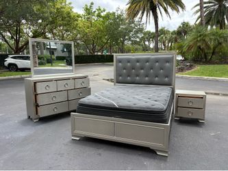 Beautiful Bedroom Set Queen Size Solid Wood Silver Color In Excellent Condition by Coaster Furnitur