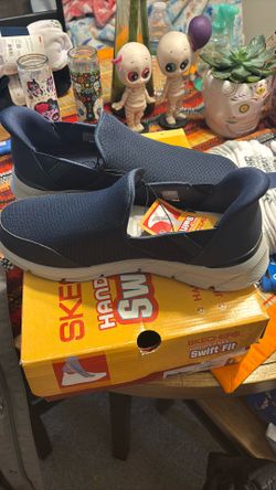 New Skechers, hands-free swift feet size 10 new in a box