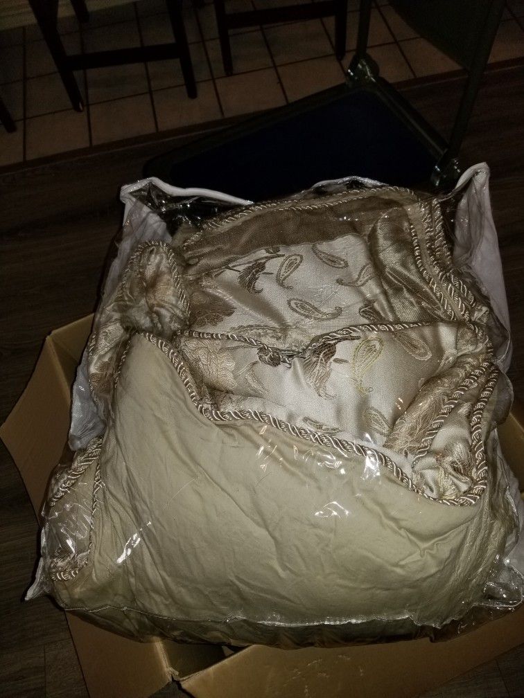 Queen Size Comforter, Shams And Decorative Pillows