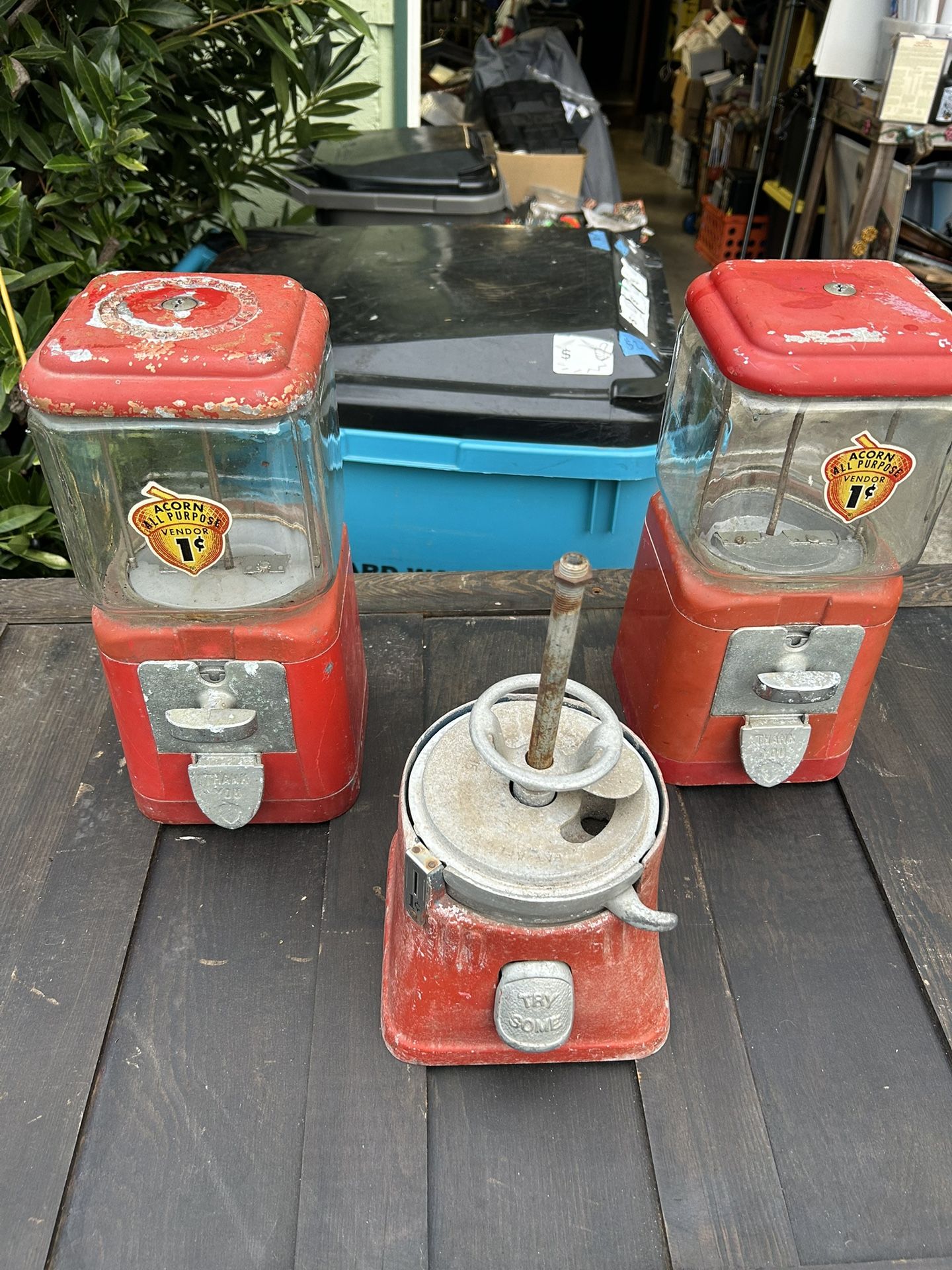 2 Acorn gumballl machines (and 1 different for parts) Probably late 1940’s Selling all for a great price due to no keys for them. You can drill out