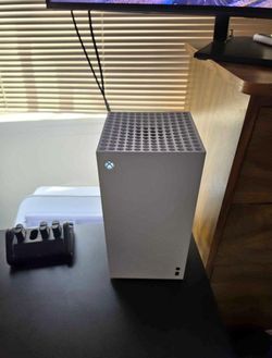 Xbox X Digital Edition comes with a controller and a 1 TB external SSD.
Headphones are optional+$50