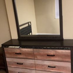 Dresser With Mirror 