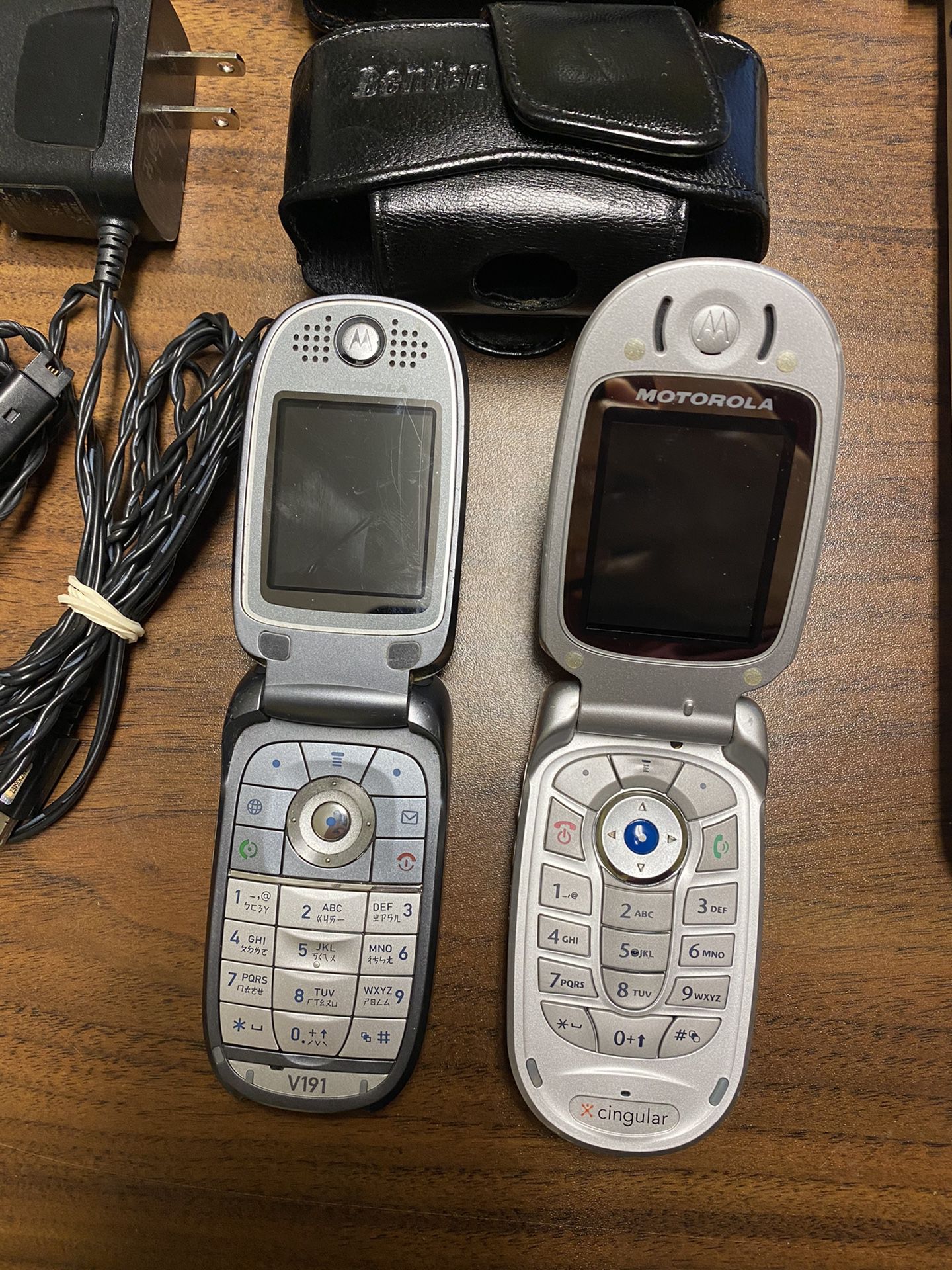 Working Motorola Flip Phones V191, Cingular with Chargers, Pouches