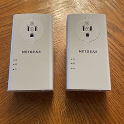 NETGEAR Powerline 2000 + Extra Outlet 
