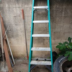 ESCALERA DE 6 PIES BUENAS CONDITION