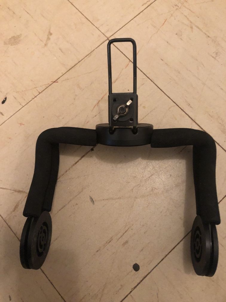 Center console video monitor mount