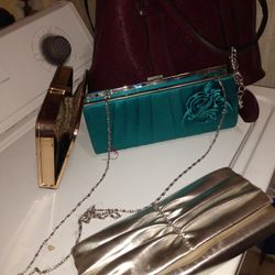 4. Guess 🛍️ Bags