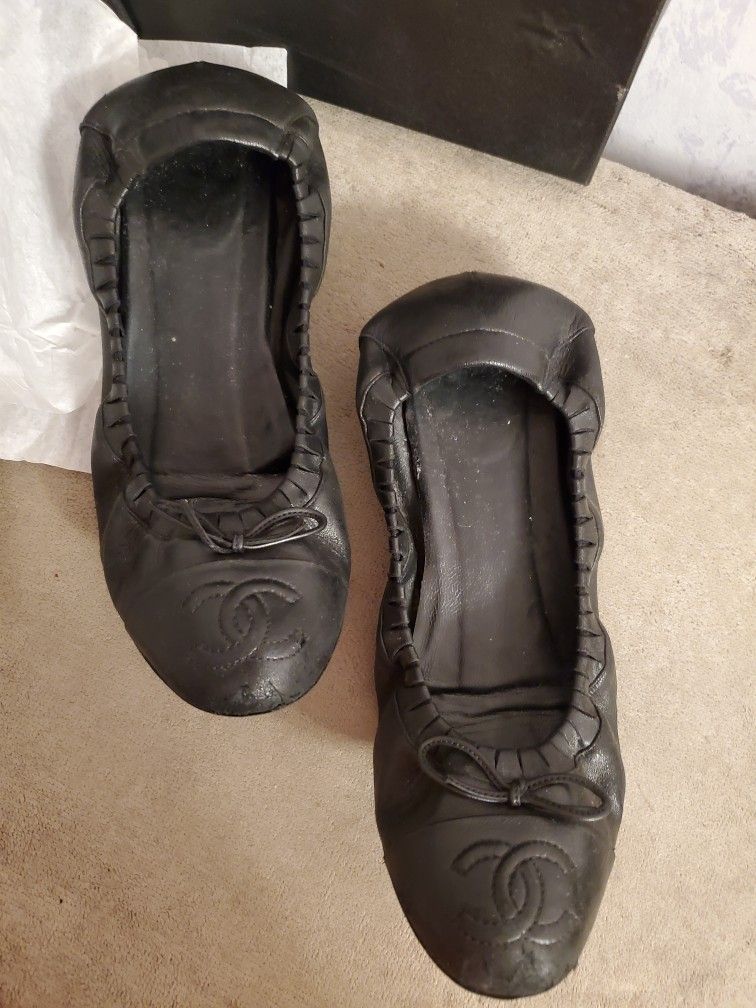 Chanel Black Scrunch Ballet Flats Shoes Size 38 in the original box & with the dust bag. It is luxurious and comfortable shoes, gently used and in ex