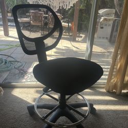 Black spinning office chair 