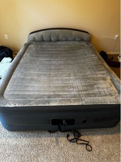 Sealy QUEEN inflatable mattress w/ pump