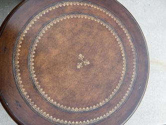 I rage Round Table With Decorative Top And Carved Stand