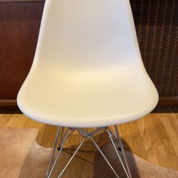 White 2010 Eames Molded Plastic Side Chair - Wire Base