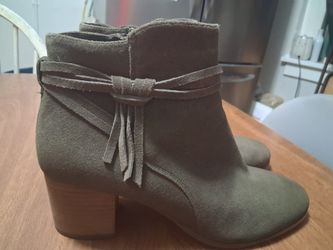 Size 9 violet & red brand olive colored suede ankle boots