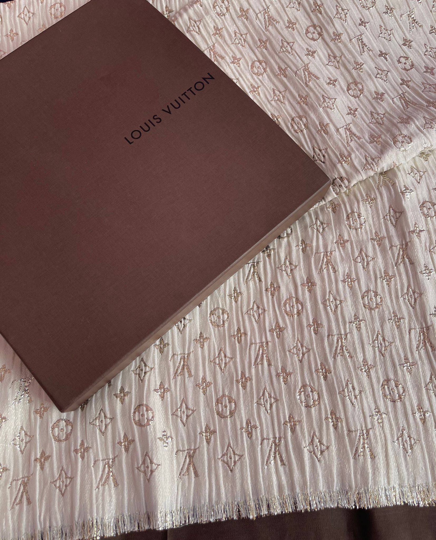 LOUIS VUITTON MONOGRAM SO GLITTER SCARF/SHAWL
