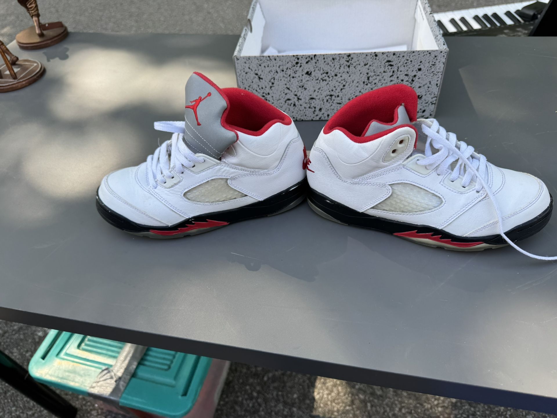 Jordan 5 Retro Fire Red Silver Tongue youth Size 2.5