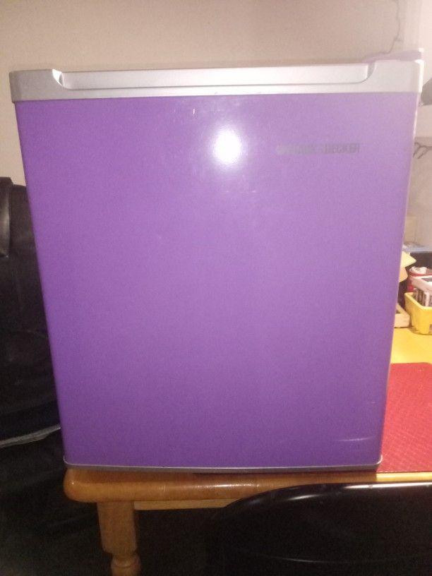 Mini Fridge - Black & Decker 