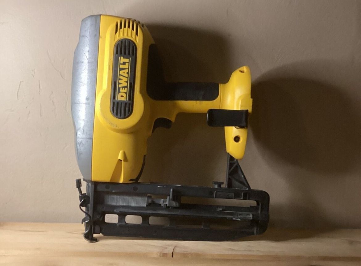 Dewalt Cordless 18v 16 Gauge Straight Nail Finish Nail Gun