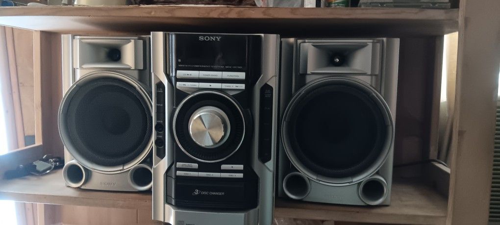 SONY 3 DISC STERO SET. STERO WITH TWO SPEAKERS.