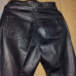 Women's leather pants size 6.. Like new condition