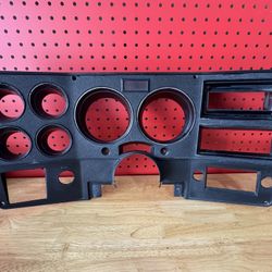 1984–1987 Chevy GMC Squarebody OEM Dash Bezel (K10 C10 K20) – Excellent Condition