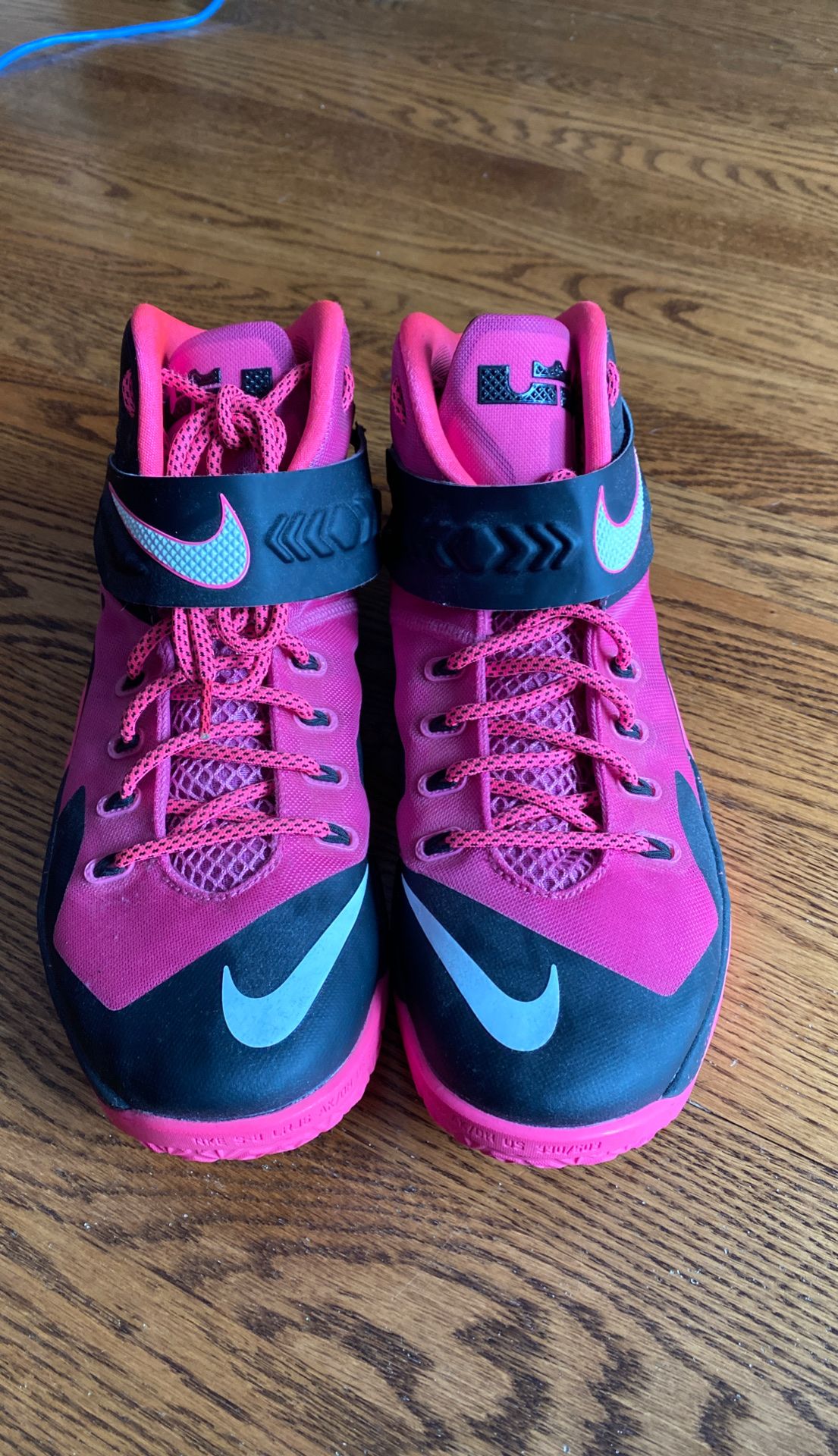 Nike Mens Lebron Soldier VIII 8 Shoes Breast Cancer, Pink. Size 10.5