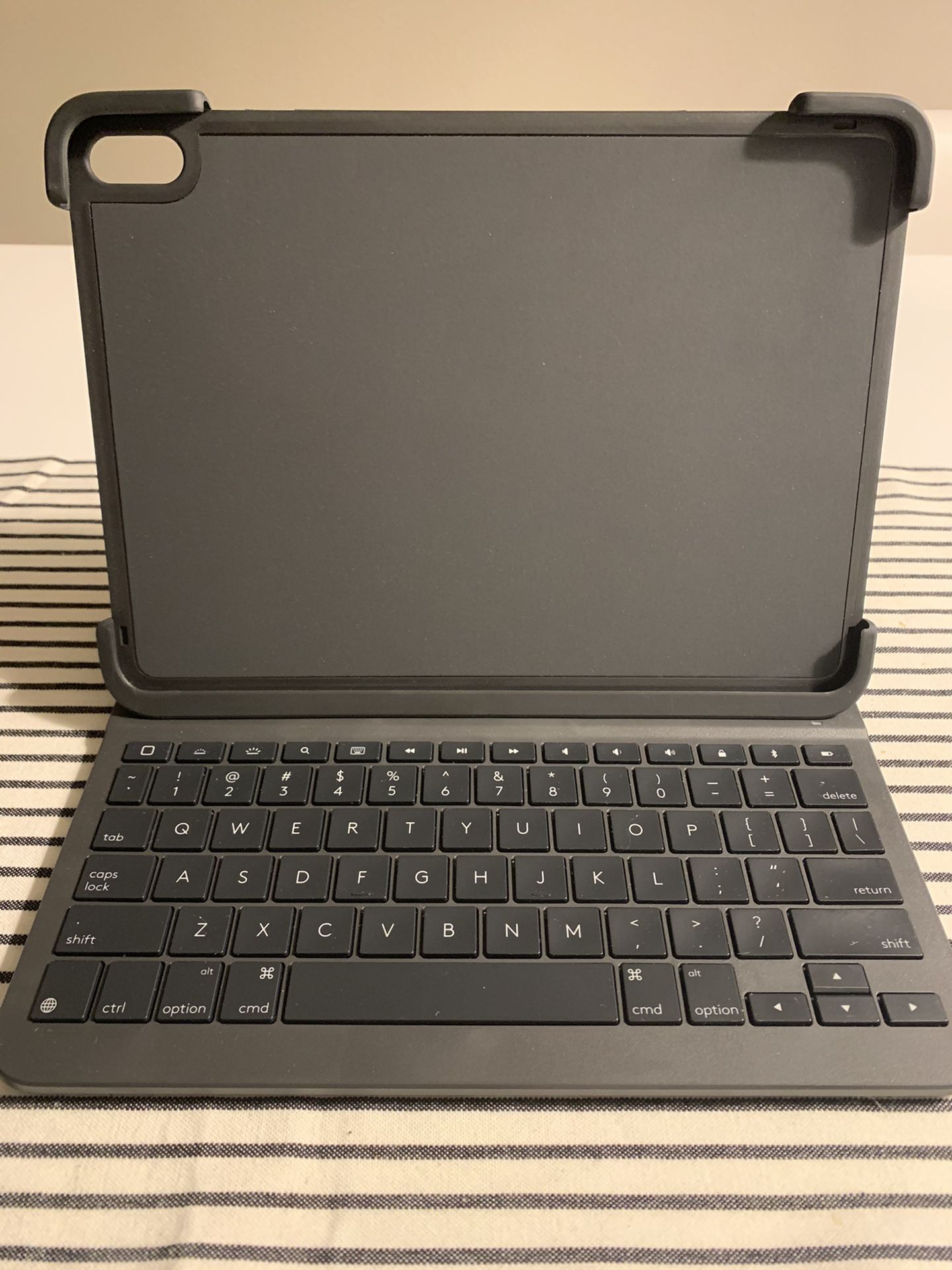 iPad Pro 11 inch keyboard case (Logitech Slim Folio Pro Case with Integrated Bluetooth Keyboard)