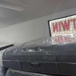 KING SIZE SIMMONS BEAUTYREST BLACK SERIES 3 (PLUSH) PILLOW TOP MATTRESS & BOX SPRINGS BED SET