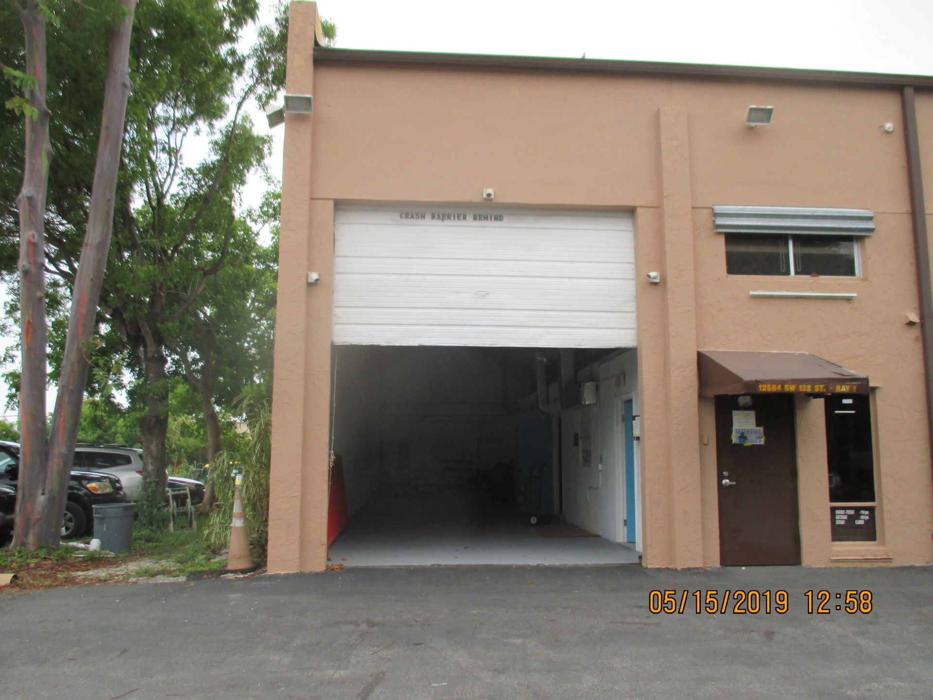 Warehouse with three offices with central air conditioning at FCCC in West Kendall