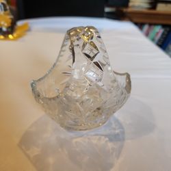 4” tall - Handcut Crystal Basket w/ handle Starburst / Pinwheel pattern