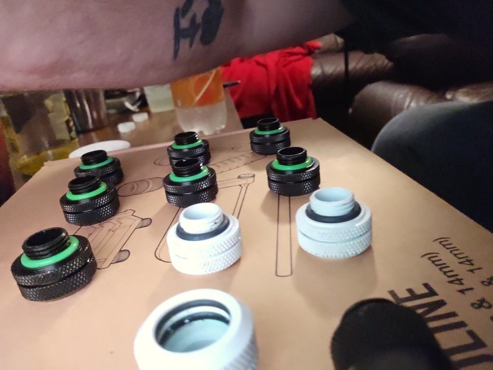 (WILLING TO MAKE A DEAL)Corsair 14MM Compression Fittings For Hardline Tubing