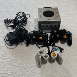 Nintendo GameCube, + 3 Controllers & Super Monkey Ball