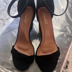 Womens Blk Heels Size 8and Half Used 