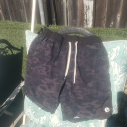 Vuori men's Medium Shorts In Excellent Condition