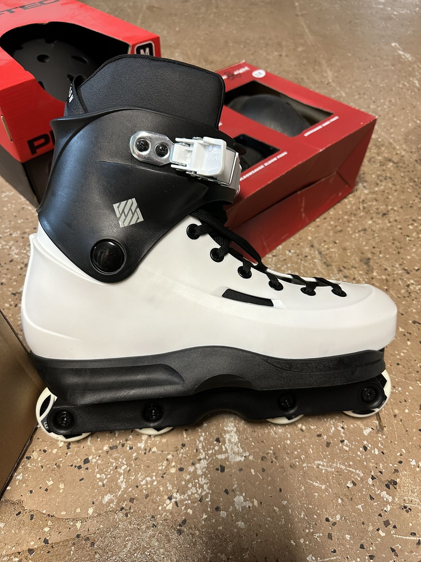 Universal Skate Design 57 Aggressive Inline Skates w/ Helmet and Pads NEVER BEEN USED