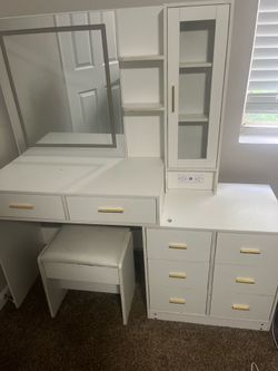 White vanity with mirror/light/chair