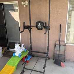 Pull Up Bar / Power Tower