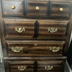 Dresser/ Chest Of Drawers 