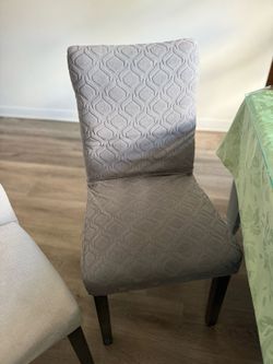 Un comedor para 8 Sillas esta en buenas condiciones