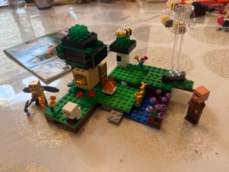 LEGO The Bee Farm Building Set with figurines
