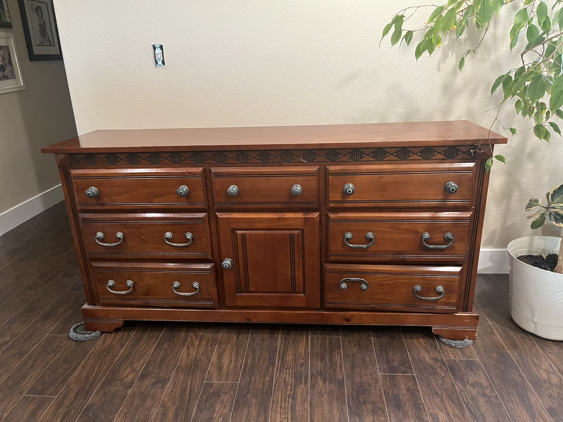 Dresser 7 Drawers 1 Cabinet With Nightstands