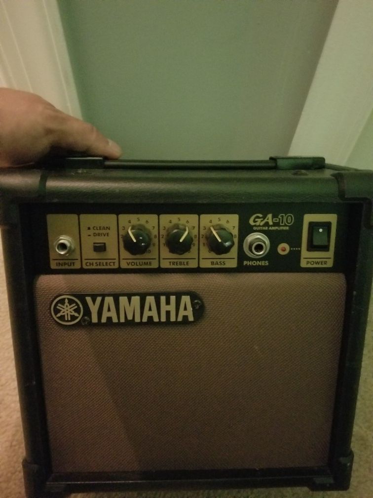 Yamaha GA-10 Guitar Amp Amplifier 120V 10W Black Gold