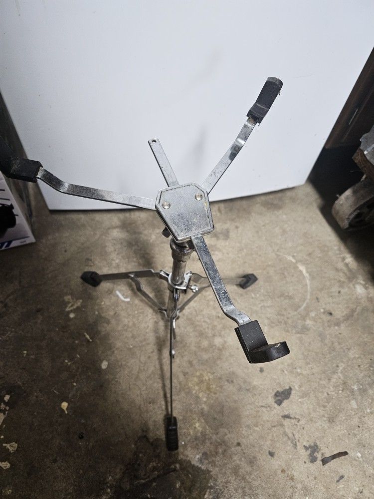 Snare drum stand.