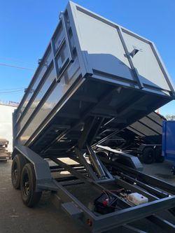 Scissor lift dump trailer