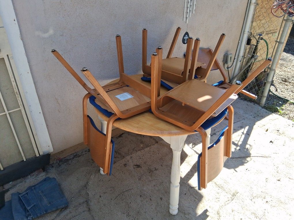 Small Round Table With 4 Chairs