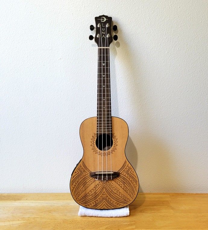 LUNA: ACOUSTIC/ELECTRIC CONCERT UKULELE.