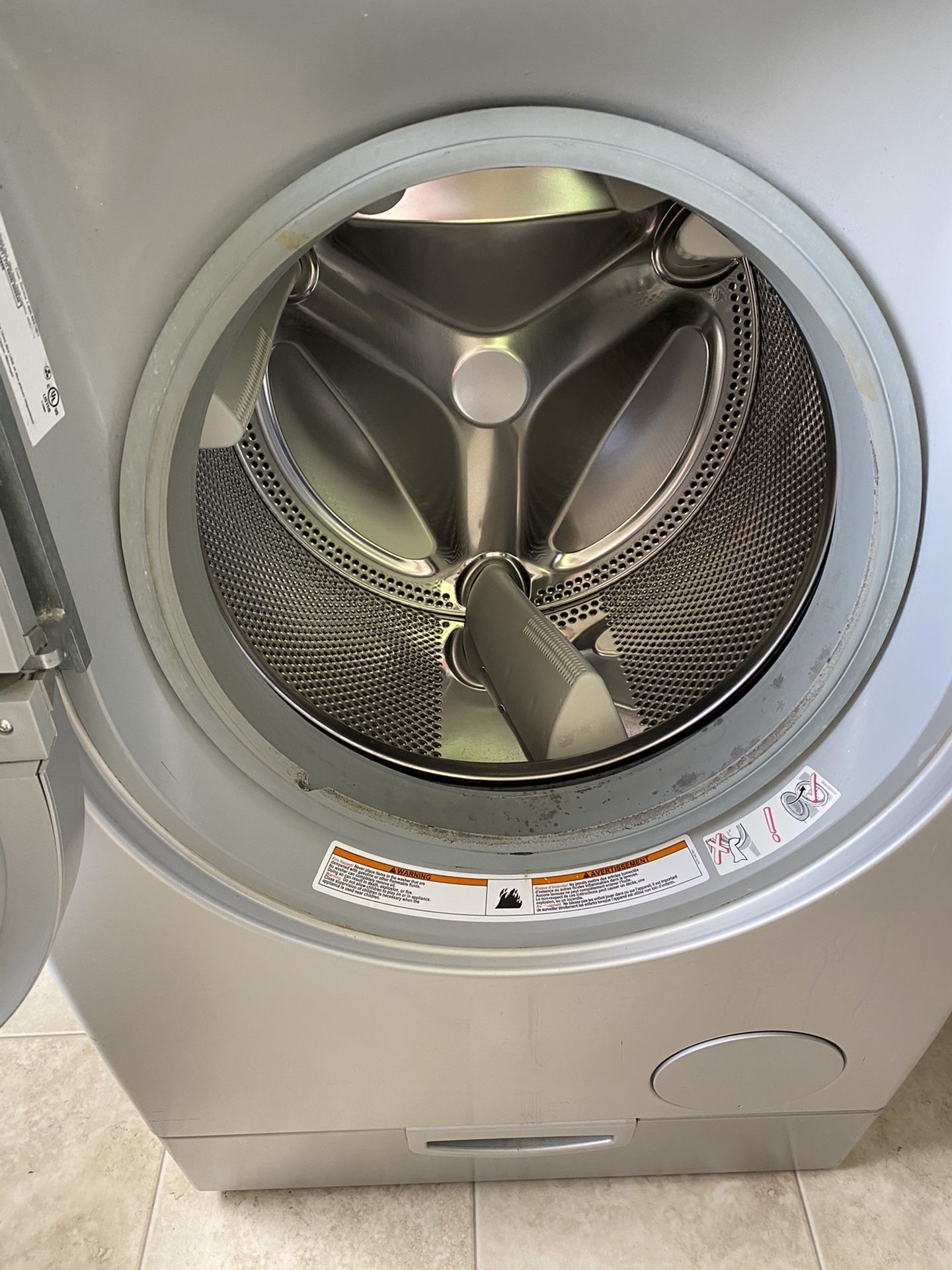 Bosch washer / dryer set with pedestal drawers for Sale in Virginia Beach, VA OfferUp