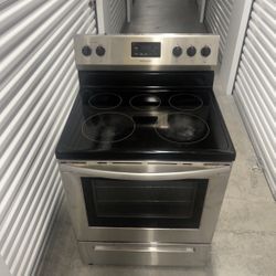 Stove Frigidaire. Price Including Delivery 