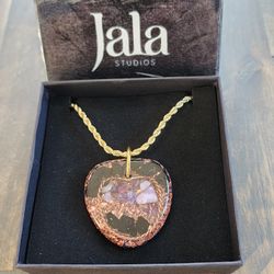 Orgonite Heart Pendant with Lepidolite, Black Tourmaline, and Amethyst – EMF Protection and Energy Balance
This handcrafted Orgonite Heart Pendant is